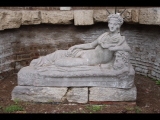 07811 ostia - regio iv - insula i - campo della magna mater - santuario di attis (iv,i,3) - skulptur der liegenden attis mit granatapfel und schaeferstab.jpg